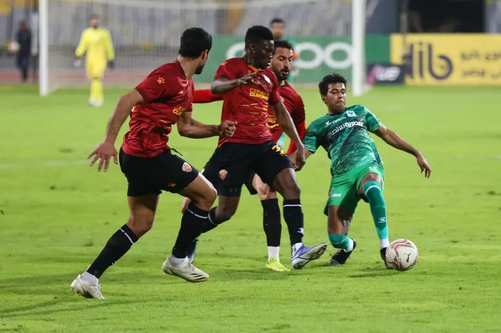 سيراميكا كليوباترا يتقدم على المصري بهدفين في الشوط الأول